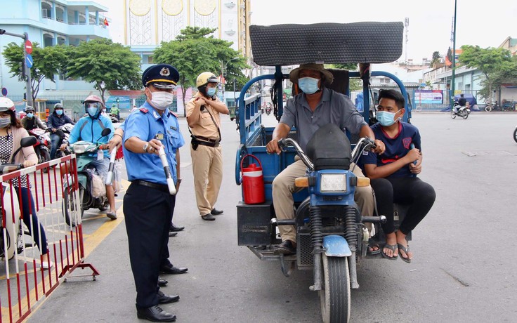 Chốt kiểm soát tại Q.Gò Vấp: Toát mồ hôi phân luồng, xe dồn về chốt Phan Văn Trị