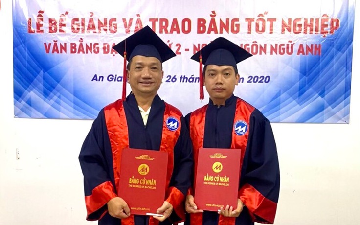 Hai cha con cùng nhận bằng tốt nghiệp ĐH