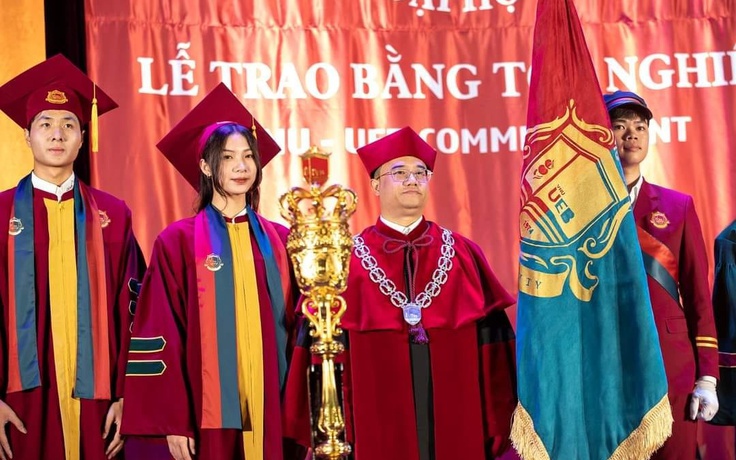 'Tự chủ đại học' trước hết phải được quyền... tự chủ trang phục trong lễ tốt nghiệp?