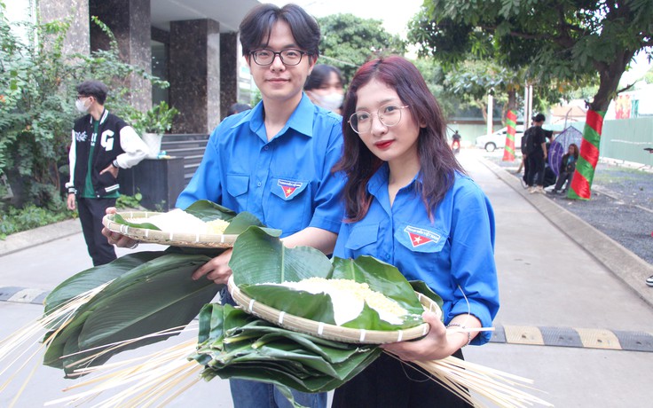 Tết ấm cúng của những sinh viên không có điều kiện về quê ăn tết