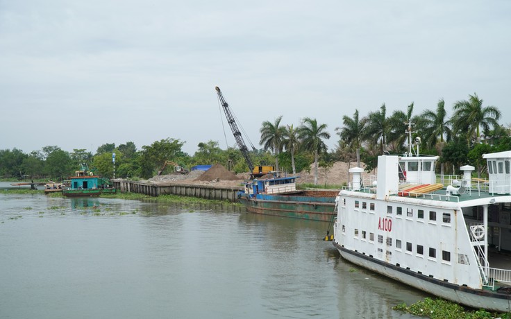 Vĩnh Long: Công ty vật liệu xây dựng ‘lấn’ phà Đình Khao làm bãi neo sà lan