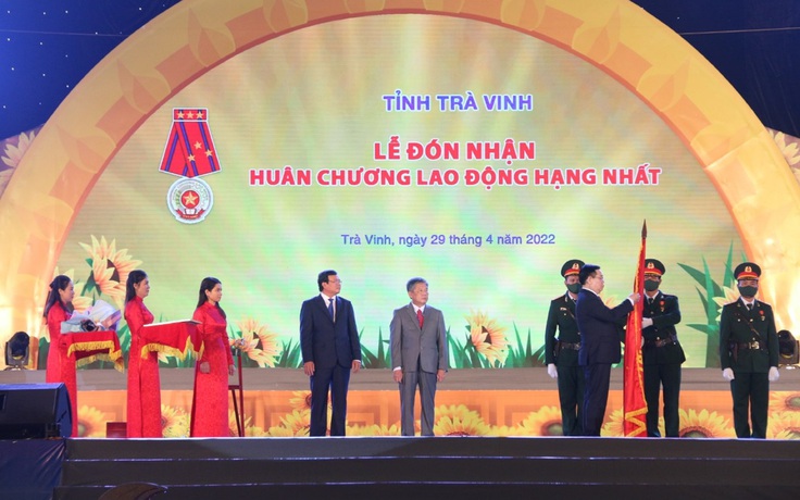 Chủ tịch Quốc hội Vương Đình Huệ trao Huân chương Lao động hạng nhất cho Trà Vinh