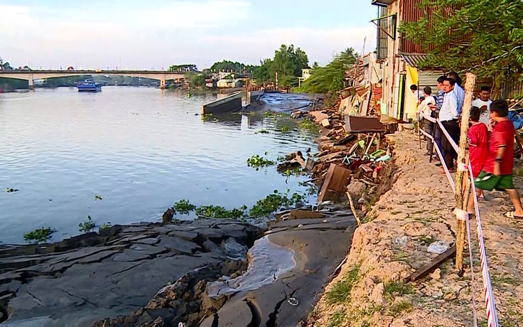 Vĩnh Long: Sạt lở nghiêm trọng tại bờ kè sông Măng Thít đang thi công