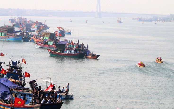Hàng ngàn người đội nắng hò reo, cổ vũ đua thuyền trên sông Nhật Lệ