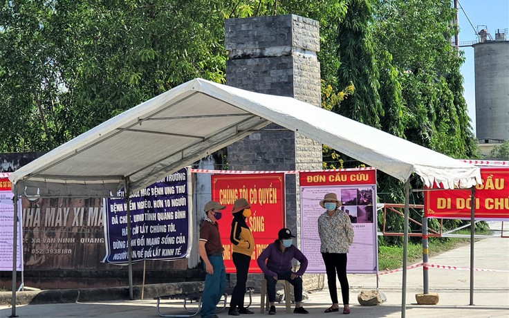 Quảng Bình: Người dân dựng lều bạt, căng dây rào chắn cổng nhà máy xi măng
