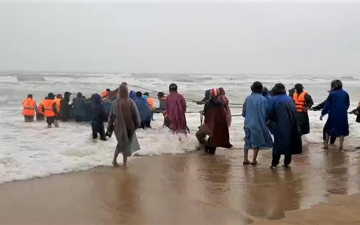 Quảng Bình: Lực lượng biên phòng cứu hộ 3 thuyền máy của ngư dân bị chìm