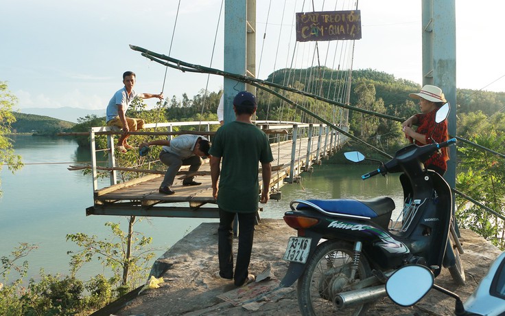 Người dân phải liều mình qua cầu treo 'tử thần' đến bao giờ?