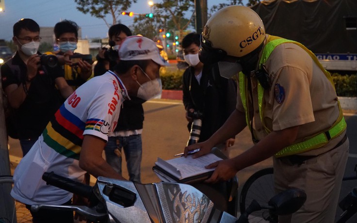 CSGT TP.HCM xử phạt người đi xe đạp vào làn ô tô: 'Mắt kém không thấy đèn đỏ'