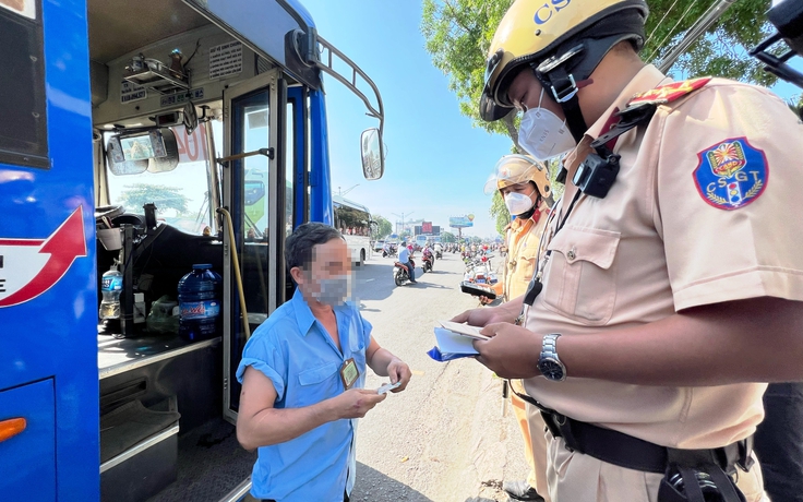 CSGT TP.HCM xử phạt hành chính, tài xế xe buýt 'lấn làn, chạy nhanh mới kịp giờ'