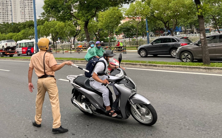 TP.HCM: Chạy xe máy vào làn ô tô, tài xế quay đầu 'né' chốt CSGT