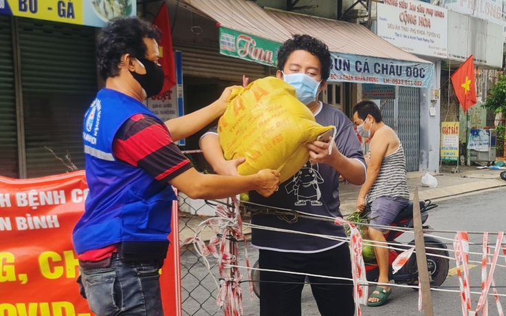 Hotline an sinh trong đại dịch - Kỳ 4: Đạo diễn, giám đốc bốc xếp, mang vác hàng cứu trợ