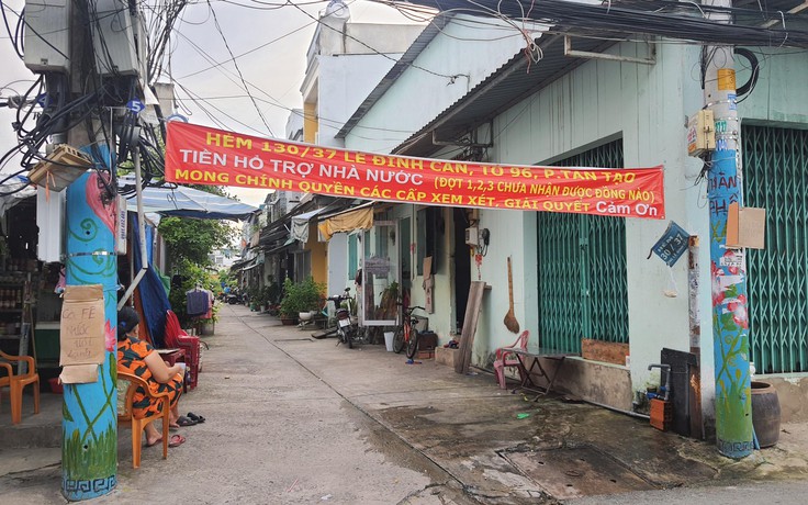 TP.HCM: Người dân treo băng rôn ‘chưa nhận tiền hỗ trợ’, chính quyền địa phương lý giải