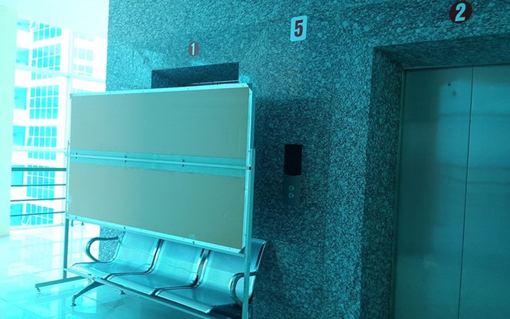Cửa thang máy bung khiến sinh viên đại học tử vong