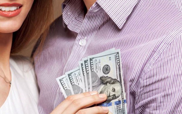 Tiền chồng, tiền vợ quản thế nào - Kỳ 1: Tôi không giữ thẻ ATM của chồng