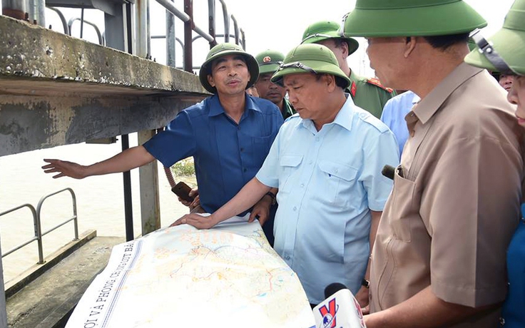 Thủ tướng Nguyễn Xuân Phúc hủy họp, thị sát vùng lũ Ninh Bình