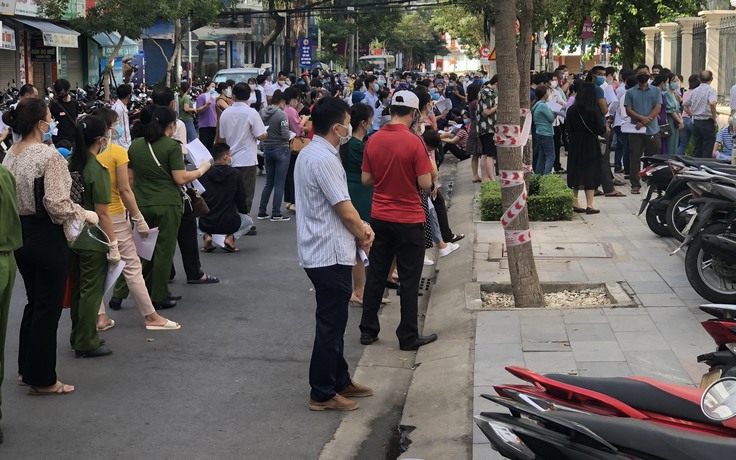 Khánh Hòa: Nam tình nguyện tại điểm tiêm vắc xin dương tính Covid-19, test nhanh cả nghìn người