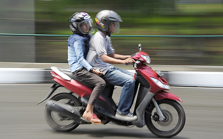 Indonesia cấm trai gái chưa kết hôn chở nhau trên xe máy