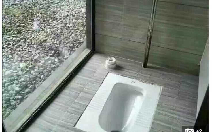 Sốc với vách nhà vệ sinh bằng kính trong suốt ở Trung Quốc