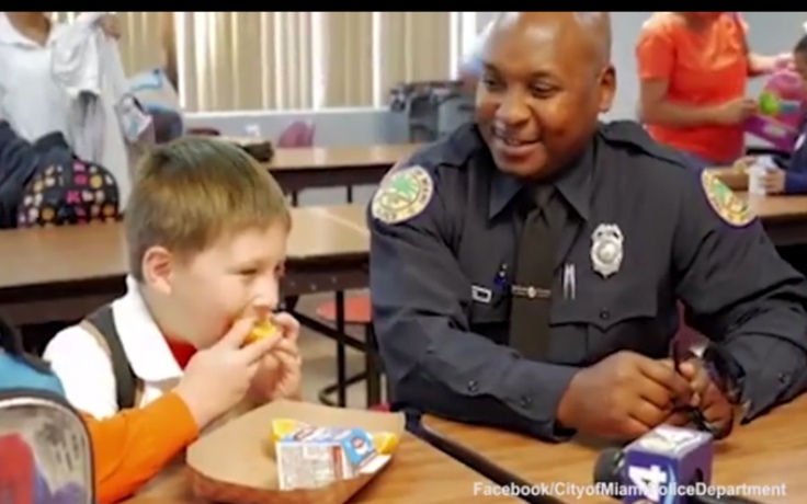 Bốn cảnh sát Mỹ tình nguyện 'làm bố' đưa một cậu bé đi học