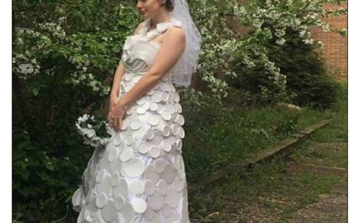 Nữ sinh thiết kế váy cưới độc đáo từ ly, đĩa nhựa
