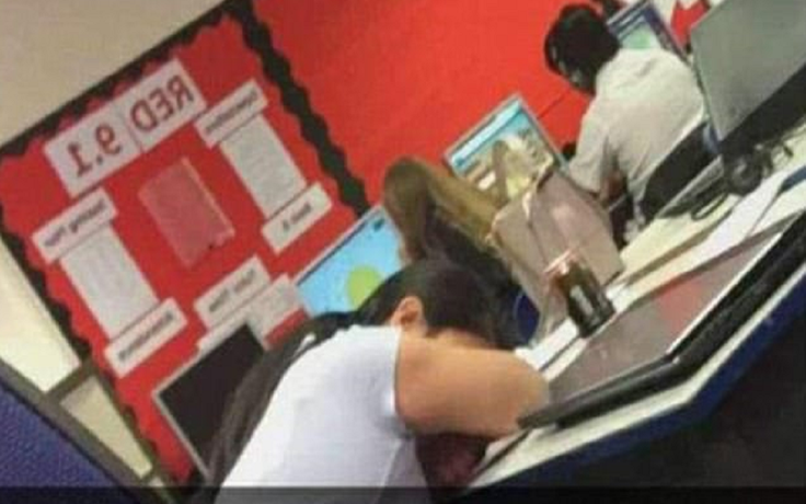 Cô giáo ngủ gục khi gác thi ở 'ngôi trường học tệ nhất nước Anh'