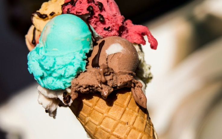 Tặng kem, quà, tiền cho người dân đi tiêm vắc xin Covid-19