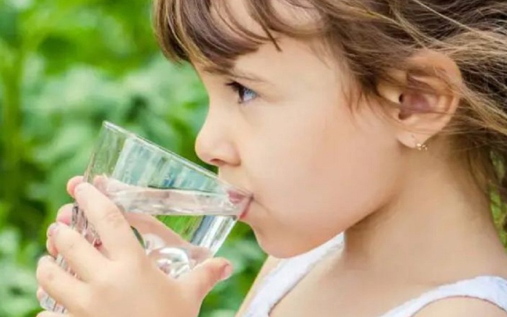 Những dấu hiệu cảnh báo con bạn đang bị thiếu nước