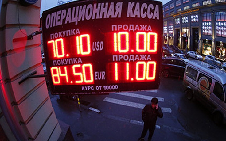 Đồng rúp mất giá, kinh tế Nga đang 'tiến thoái lưỡng nan'