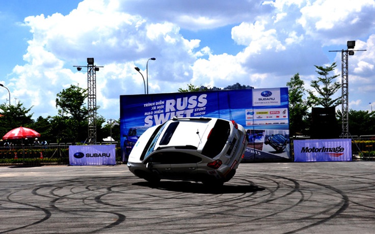 Biểu diễn ô tô mạo hiểm tại SC Vivo City