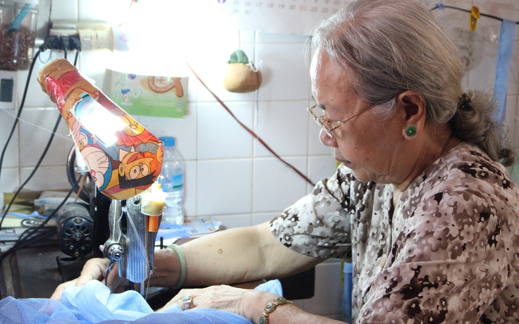 Bà Muội 20 năm ròng rã may mùng, giúp người nghèo Sài Gòn ngủ ấm