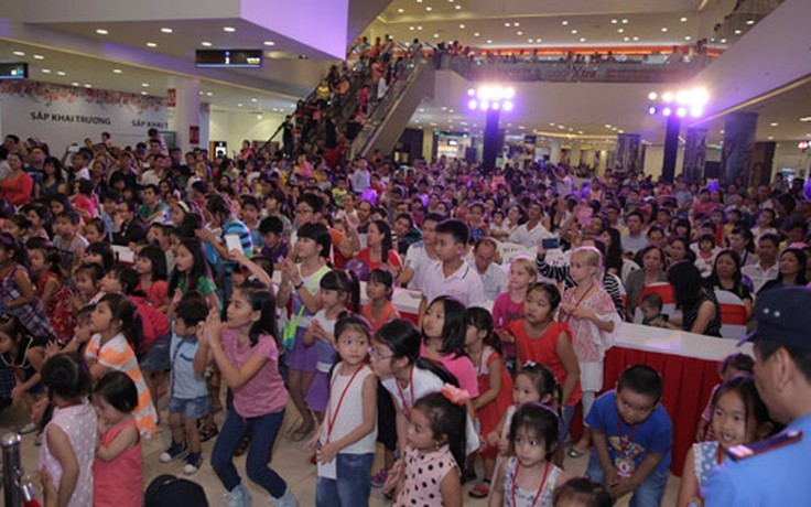 Bất chấp trời mưa, fan nhí vẫn lấp kín sân khấu Hi5 mall-show