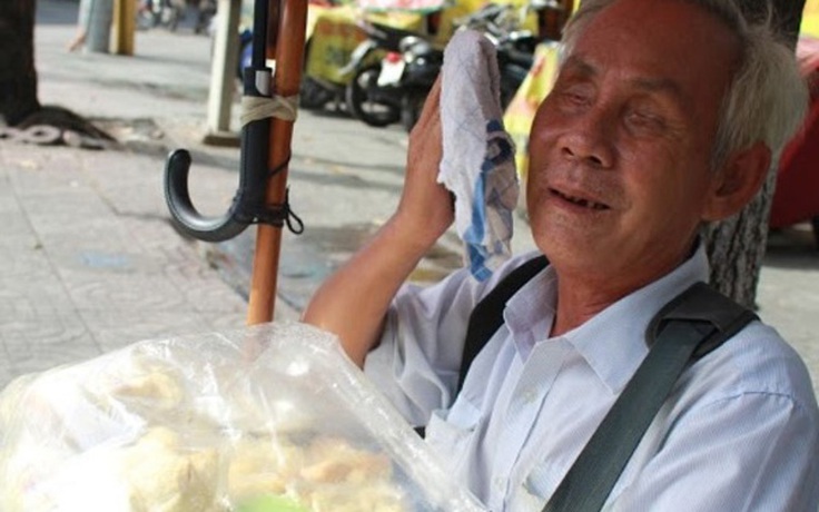Ông lão mù 20 năm bán bánh giữa Sài Gòn, nuôi vợ bệnh
