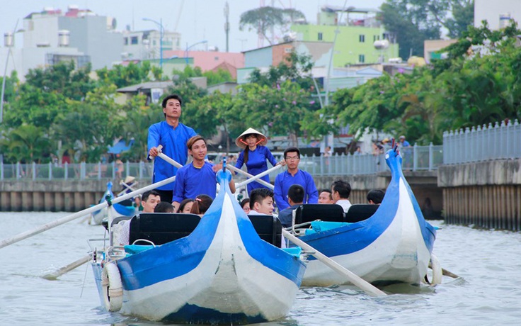 Người Sài Gòn có thể ngồi thuyền Phụng du ngoạn kênh Nhiêu Lộc - Thị Nghè