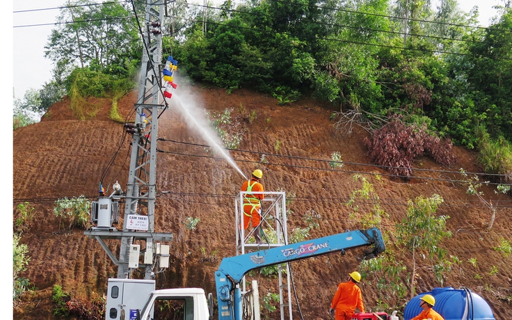 Dùng nước áp lực cao vệ sinh cách điện lưới đang mang điện