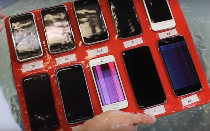 [VIDEO] So sánh khả năng chống nước giữa các đời iPhone