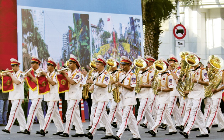 Cảnh sát thế giới chơi nhạc trên phố Sài Gòn