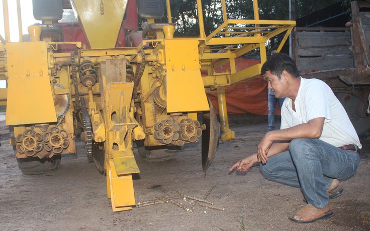 'Kỹ sư chân đất' chế máy trồng mì siêu tốc