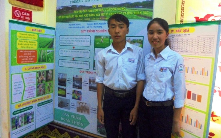 Hai học sinh chế bẫy diệt sâu hại cây trồng