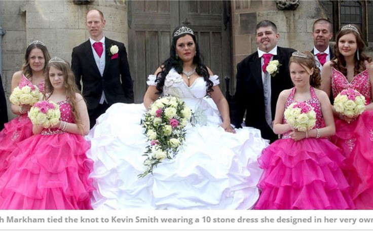 Cô dâu ì ạch trong chiếc váy cưới nặng 63,5 kg