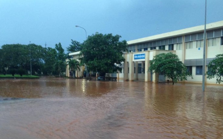 Bệnh nhân hốt hoảng vì nước ngập tầng trệt bệnh viện