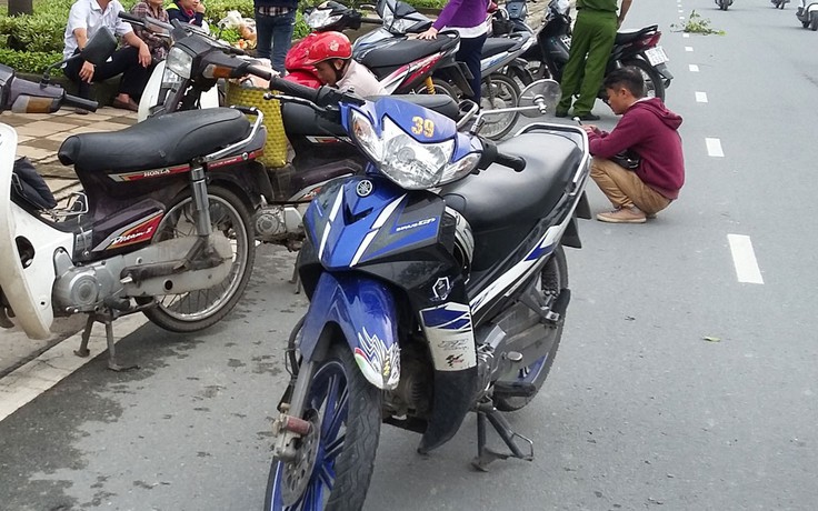 Gần 50 xe máy cán đinh trên đường Mai Chí Thọ ở Sài Gòn