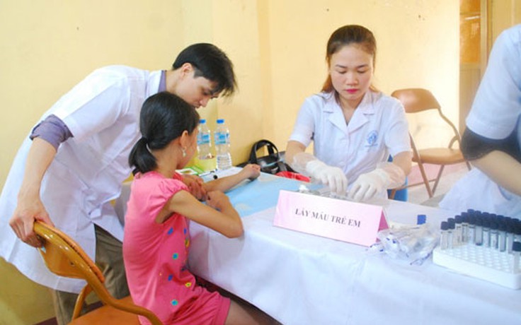 Thải độc chì cho trẻ em thôn Đông Mai