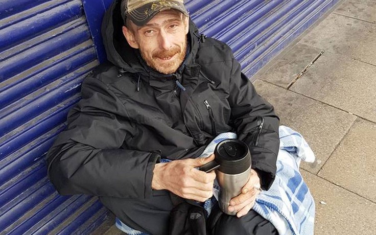 Người đàn ông vô gia cư trả lại túi đồ nhặt được rồi 'đổi đời'