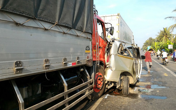 Tai nạn liên hoàn trên QL1: 3 người kêu cứu trong xe ô tô bẹp dúm