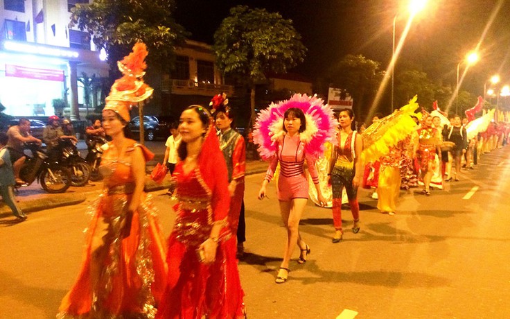 Chèo cạn, múa bông diễu hành trên đường phố Đồng Hới