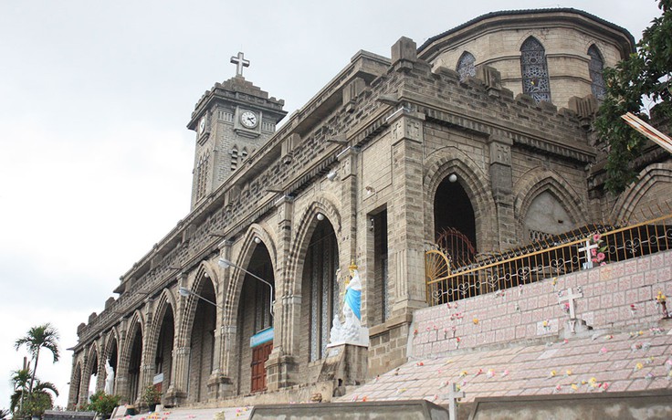 Tin thất thiệt: Nhà thờ Đá Nha Trang ‘cấm cửa’ du khách(?!)