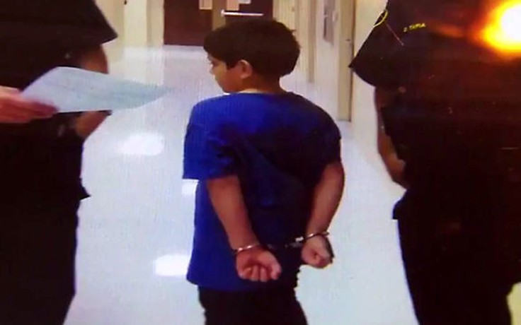 Trường học Mỹ bị tố còng tay học sinh 7 tuổi