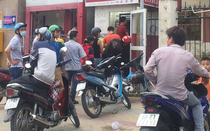 Chầu chực rút lương từ ATM