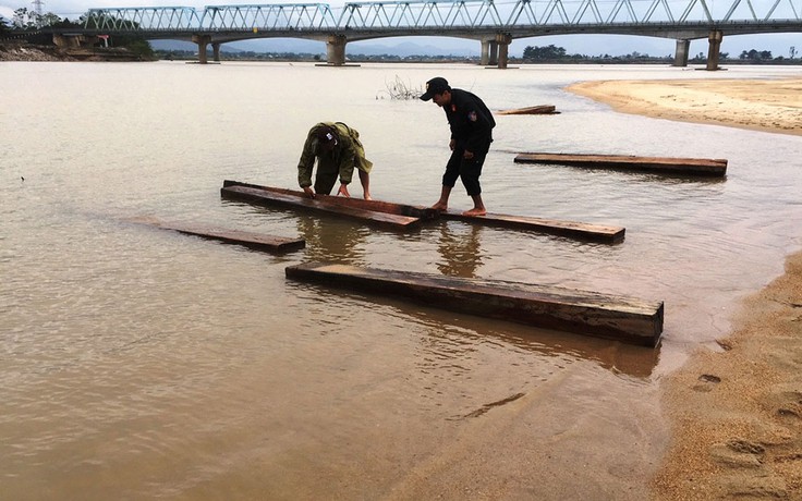 Phi tang gỗ lậu xuống sông khi phát hiện cơ quan chức năng