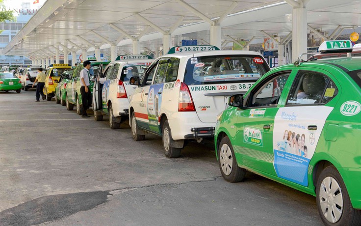 Hơn 3.000 taxi truyền thống tại TP.HCM bị 'xóa sổ' vì Uber, Grab